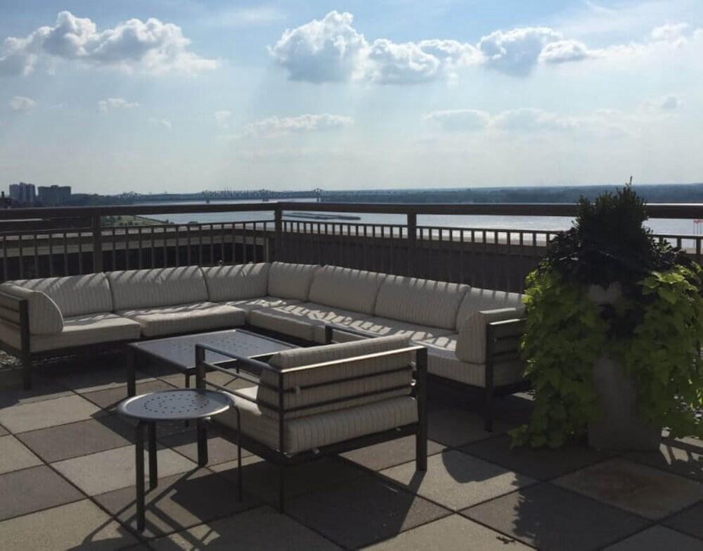 بلو بيرد سويتس نير أوتو زون بارك تفاصيل الفندق من الخارج