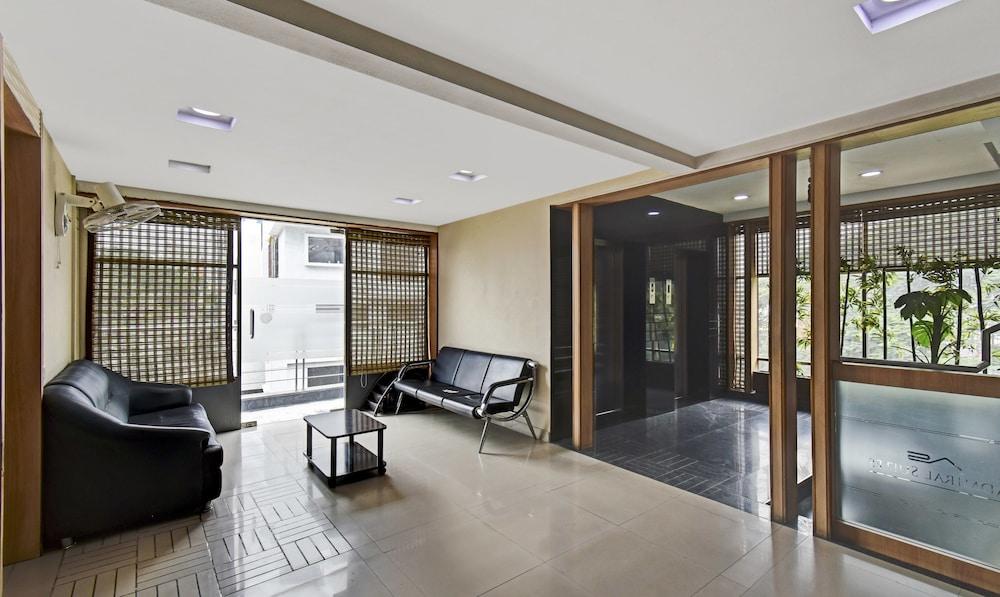 Treebo Admiral Suites New Usmanpura Lobby Sitting Area