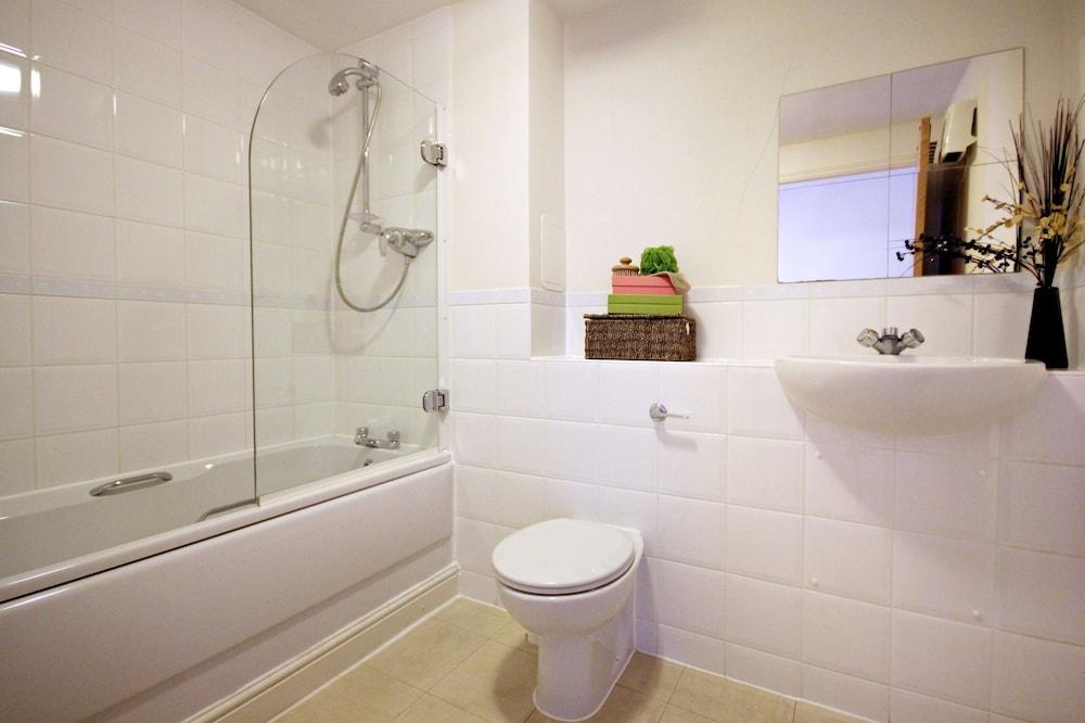 Kelvin Gate Bathroom