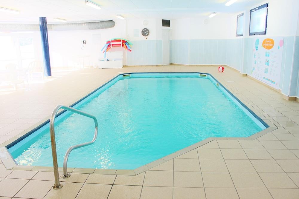 ف جورا ليس روزيس، بريمانون حمام سباحة مغطى