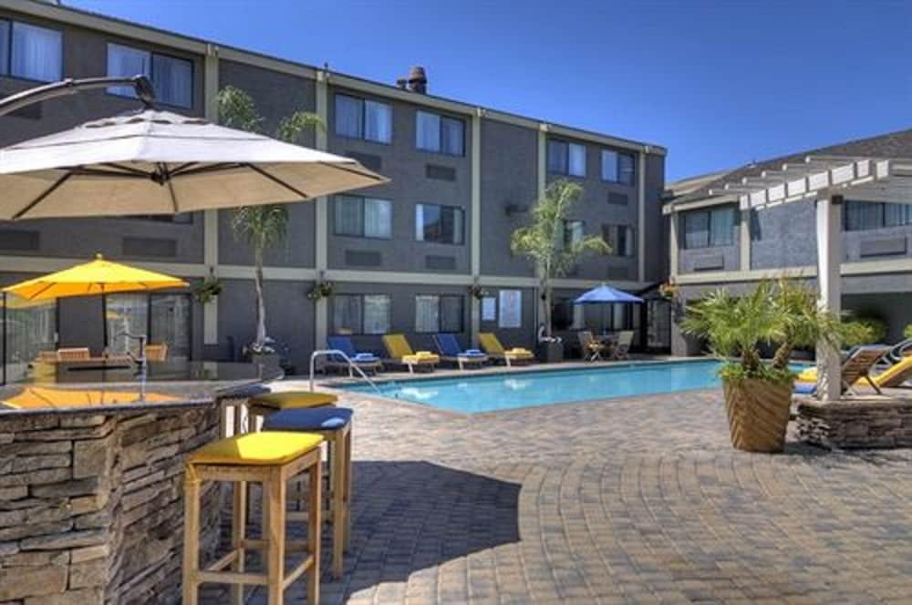 Maple Tree Inn Outdoor Pool