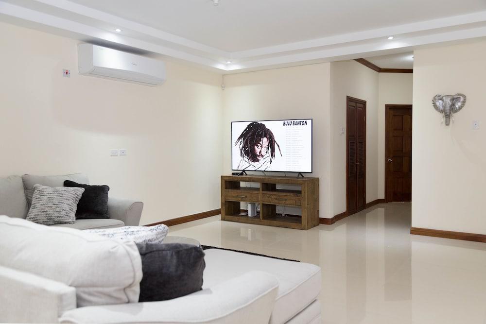 Luxury 3 Level Town House Featured Image