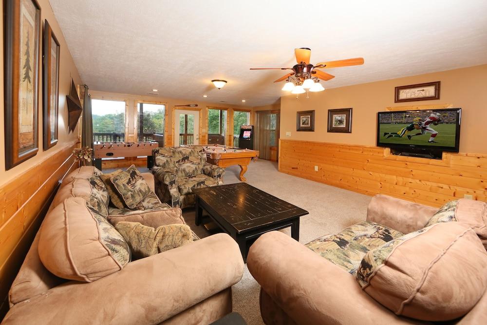 Mountain Shadow Lodge - Six Bedroom Cabin