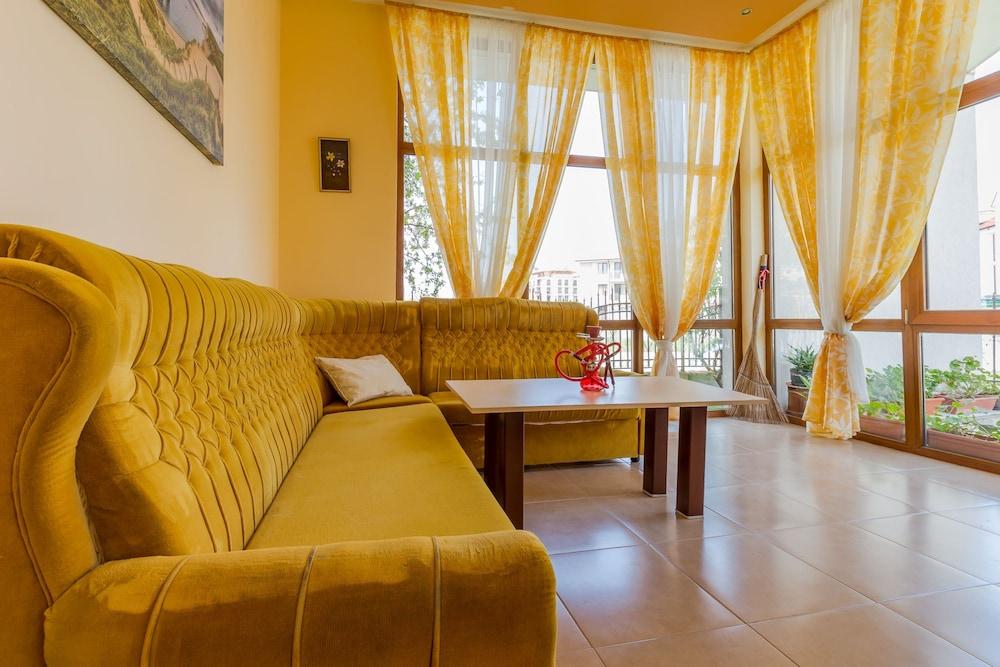 Triple Room in Dafinka Guest House Lobby Sitting Area