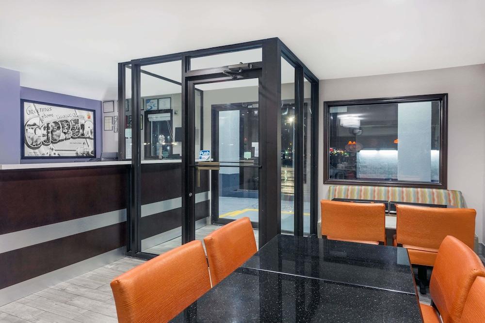 Super 8 by Wyndham Locust Grove Lobby