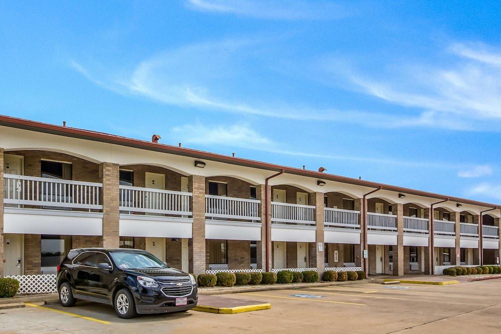 Americas Best Value Inn Columbus, TX Exterior