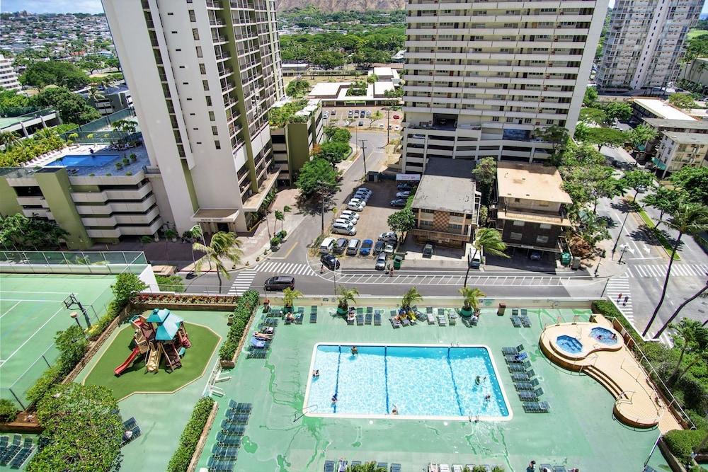 Waikiki Banyan - Pool View Tower 1 Suite 1501 Waterslide