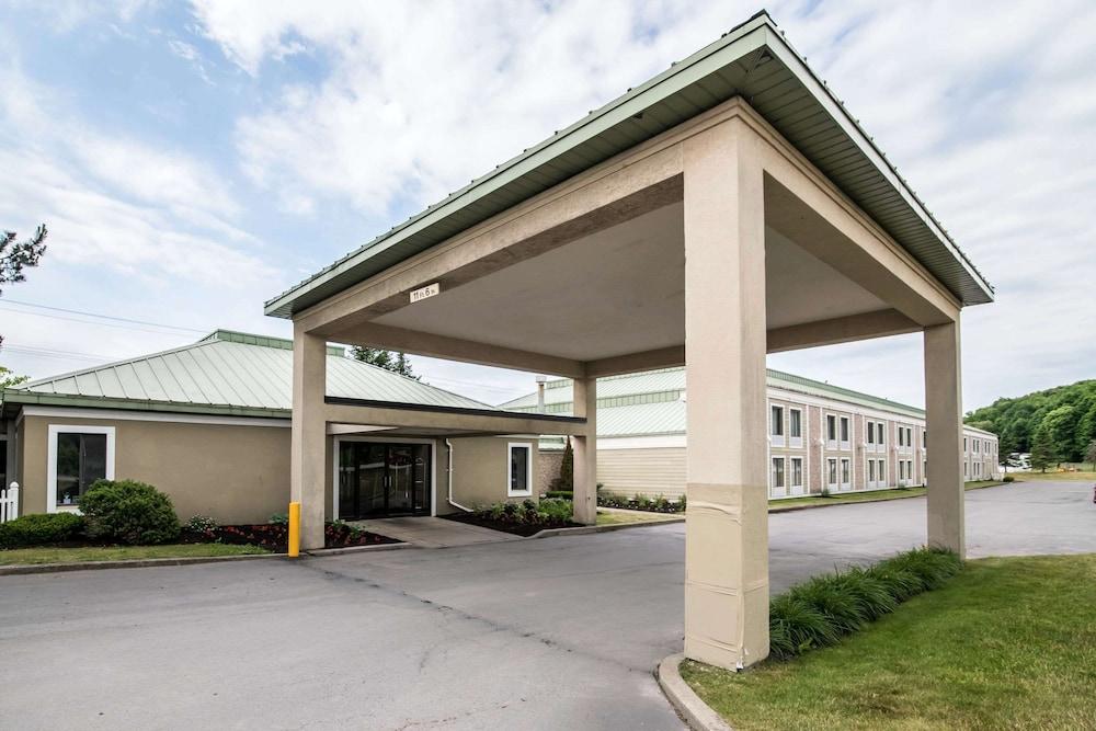 Clarion Inn & Suites - University Area Exterior