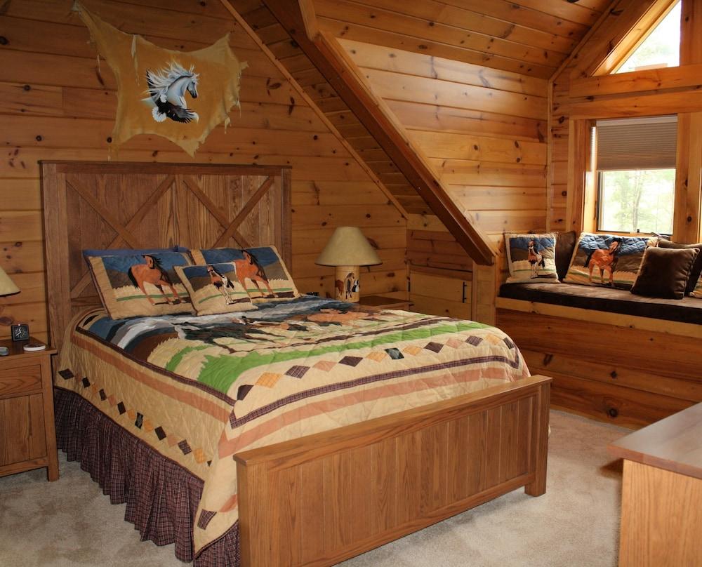 Horsin' Around - Romantic Cabin, Views, Pet-friendly, Hottub by Redawning Room