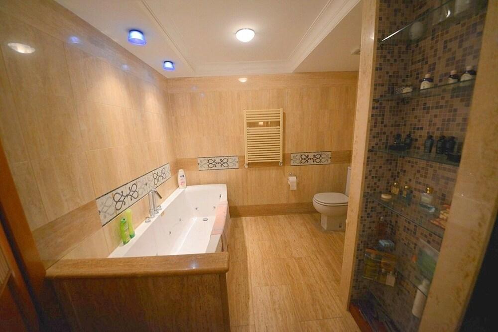 Prestigious Apartment Via Giulia Bathroom