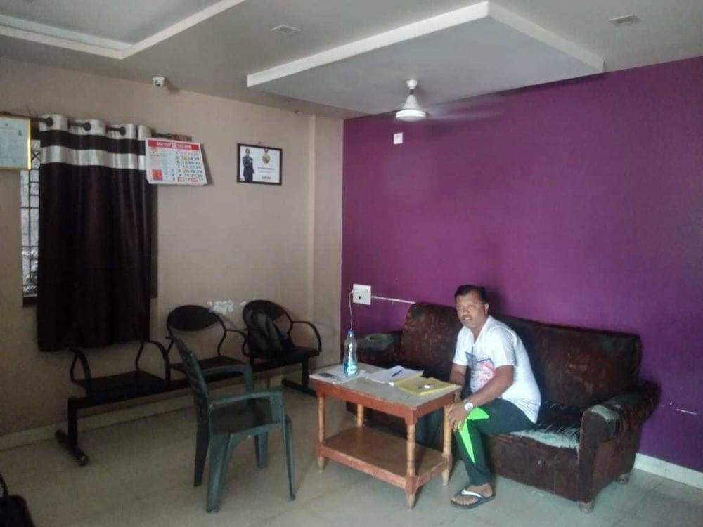 iROOMZ Pranathi Comforts Lobby Sitting Area