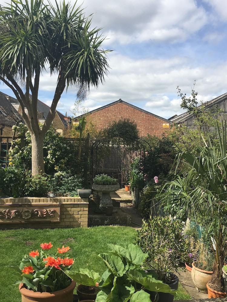 Gladstone Guesthouse Featured Image