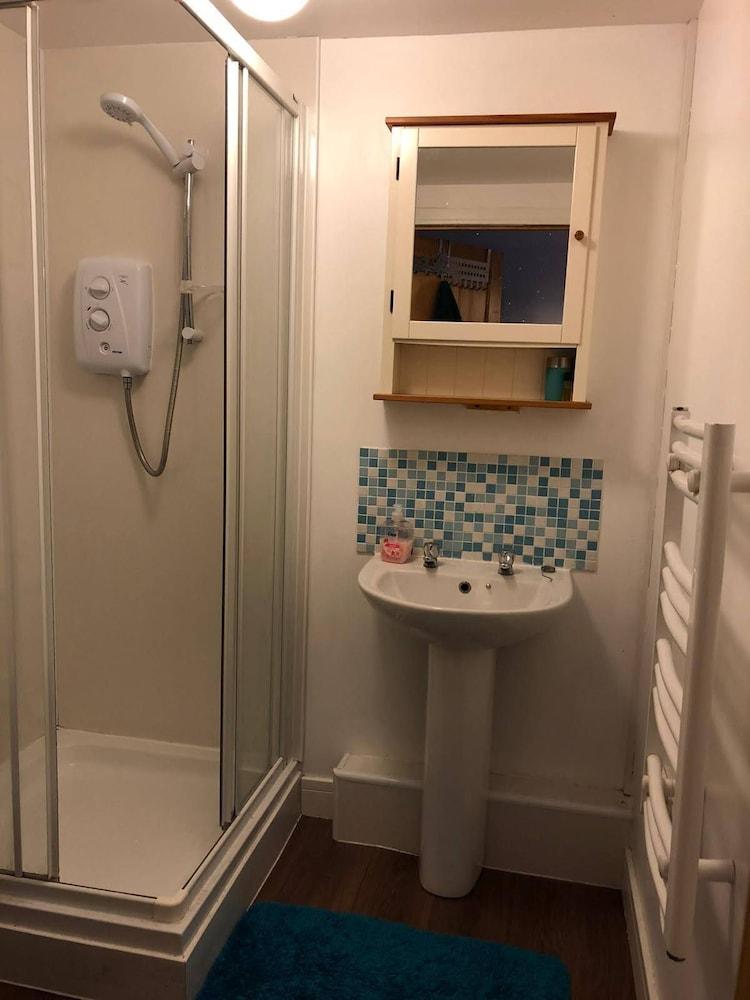 Steading Holidays - Ocean View Bathroom