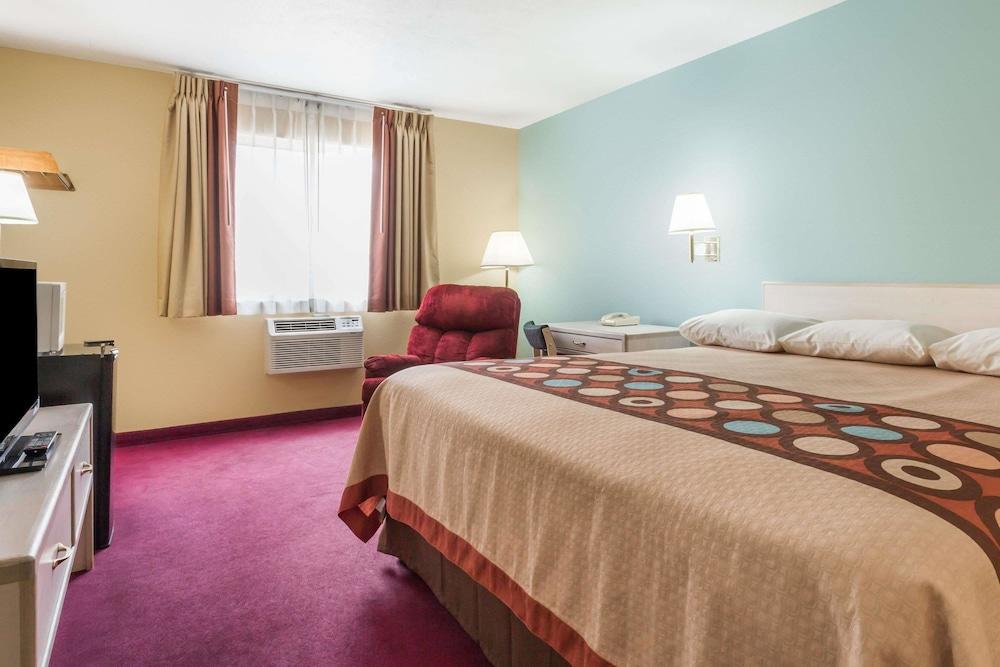 Super 8 by Wyndham Nephi Room