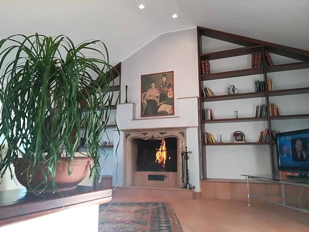 Le Ginestre Interior