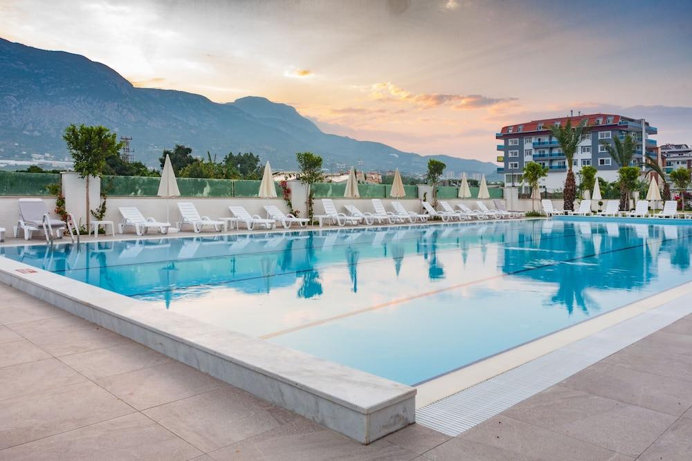 Graf Victor Outdoor Pool