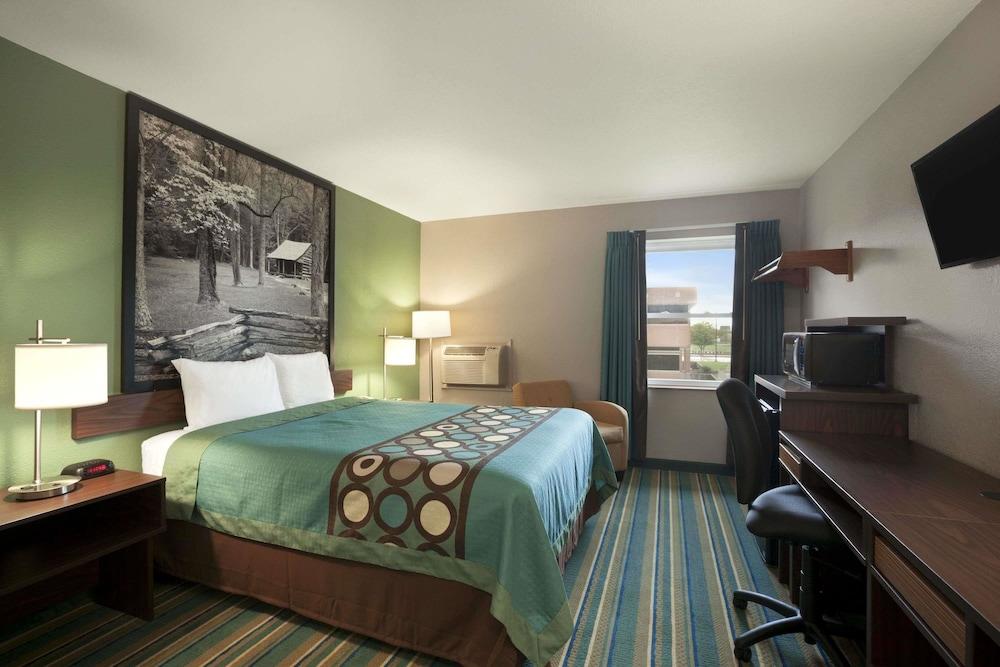 Super 8 by Wyndham Tuscola Room