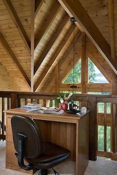 Horsin' Around - Romantic Cabin, Views, Pet-friendly, Hottub by Redawning Room