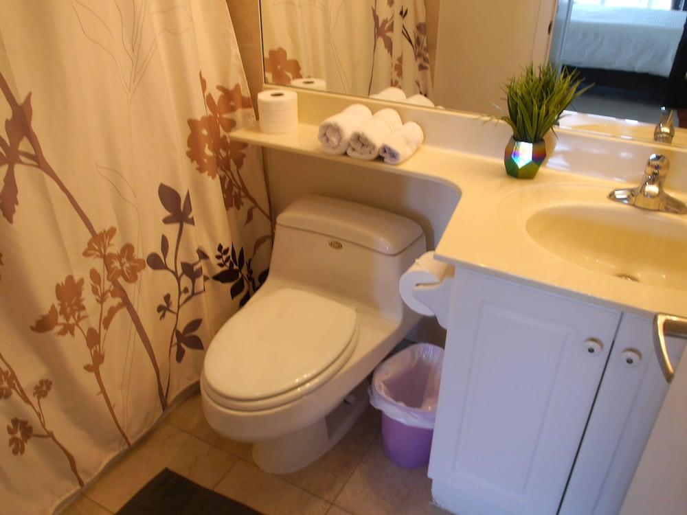 Gorgeous 2BR with Stunning Views Bathroom