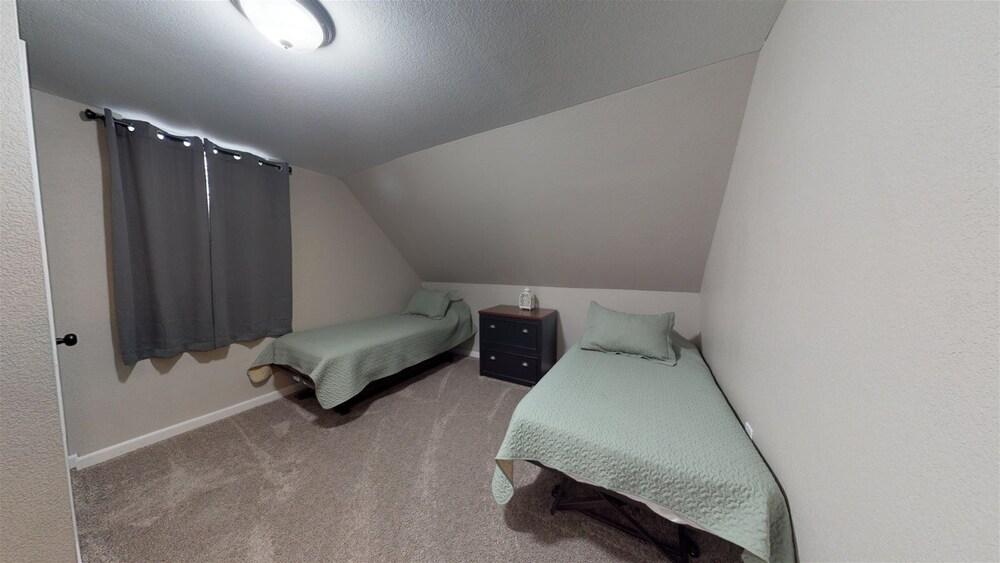 Hwy 24 Unit 2A Room