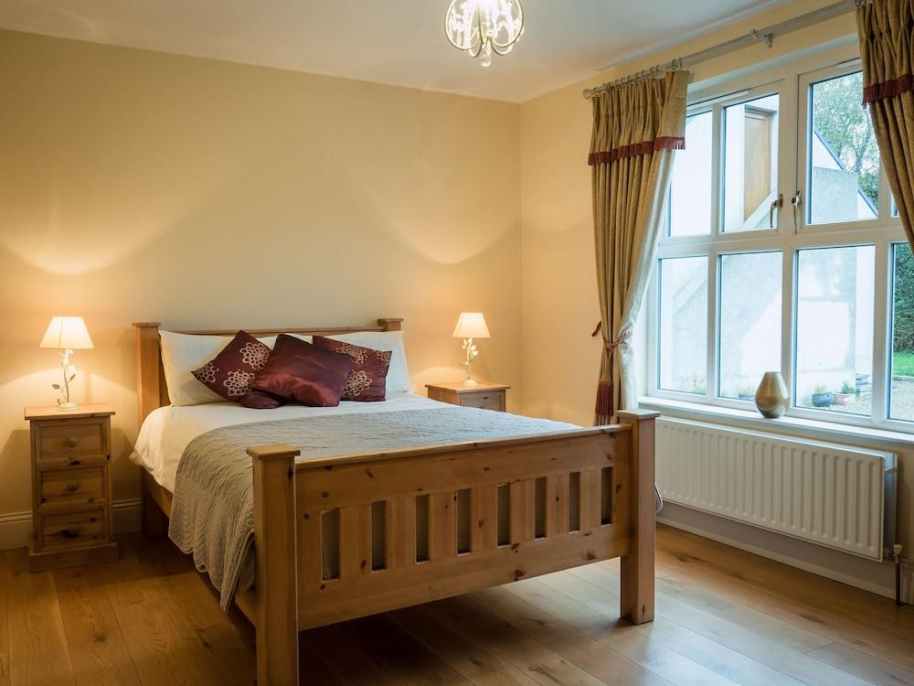 The Gatehouse at Mullans Bay Room