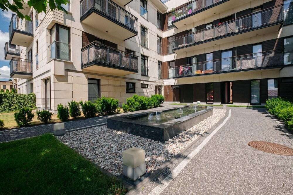 Modern Apartment Across the Ponds Exterior