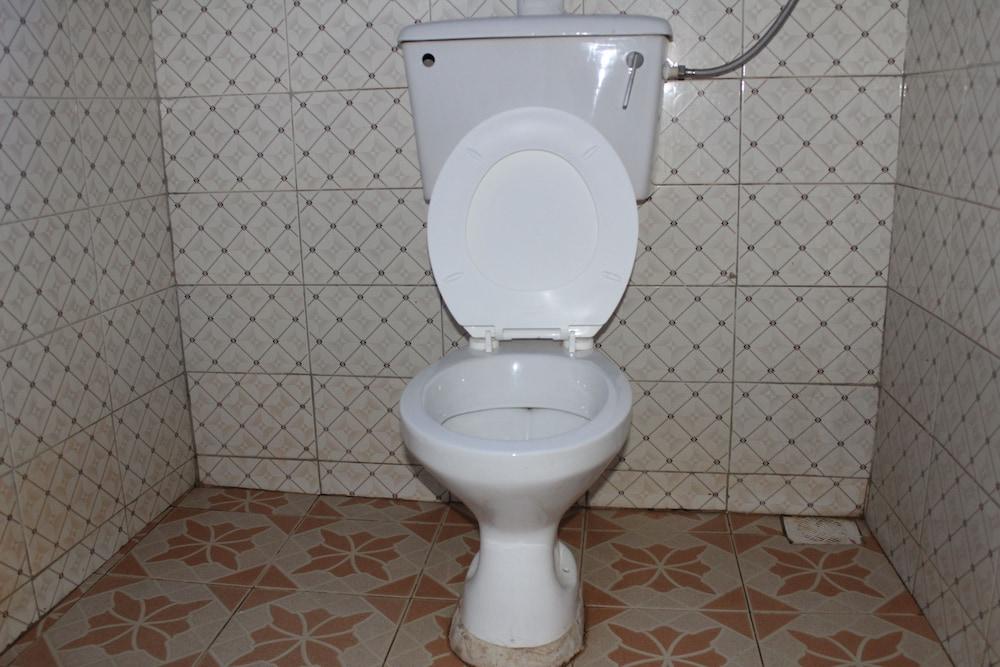 Bwindi Mgahinga Guest House Bathroom