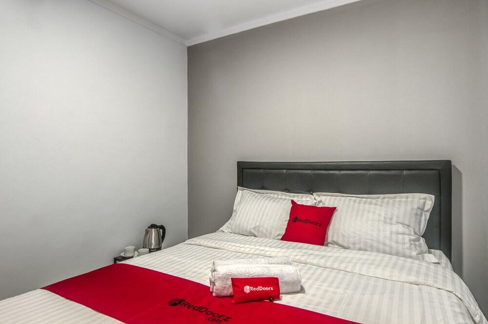 RedDoorz Plus @ Cideng Timur Room