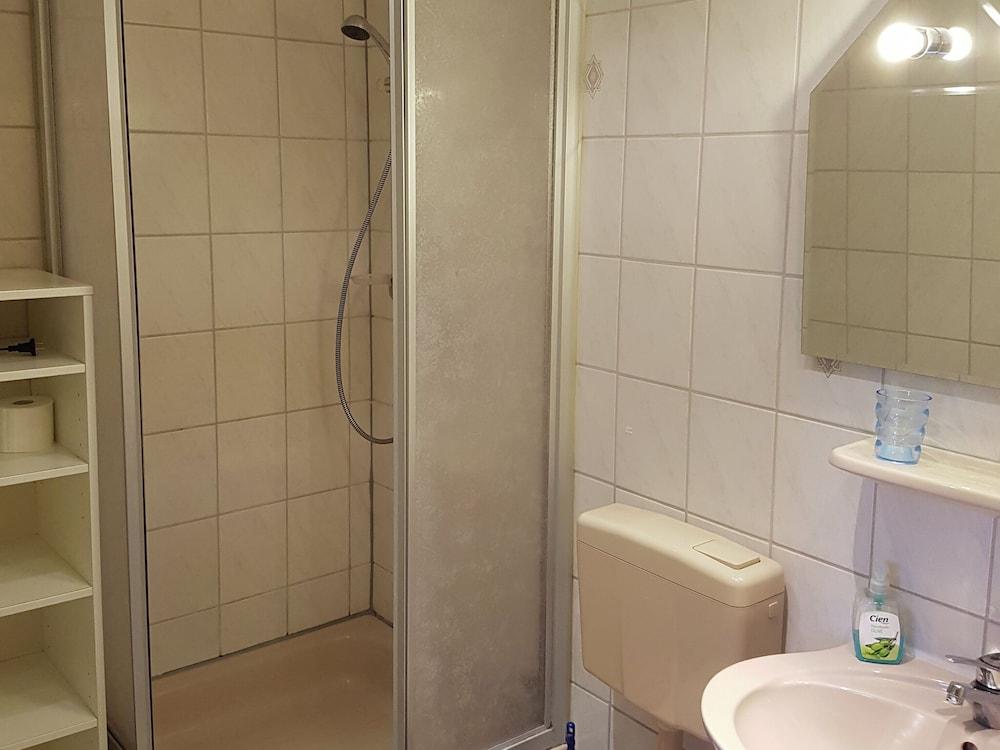 Serene Apartment in Falkenstein near Farm & Museum Bathroom