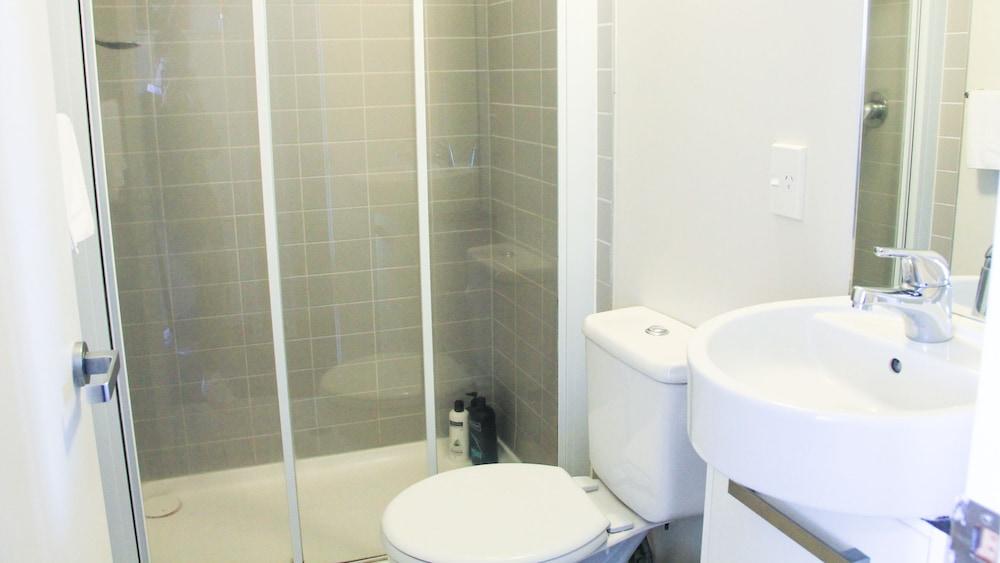 Quadrant 2 Bdr with Seaview & Parking Bathroom