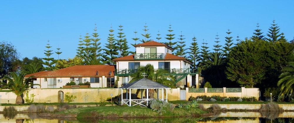 Martin Fields Beach Retreat Exterior