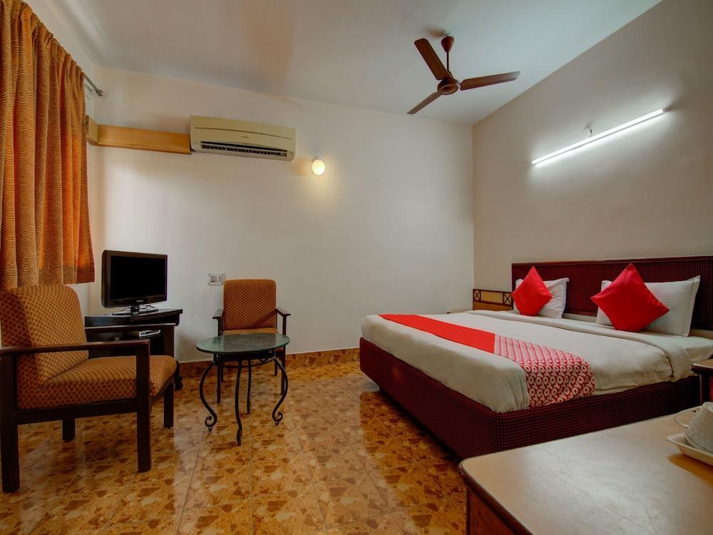 OYO 14670 Saaket Residency