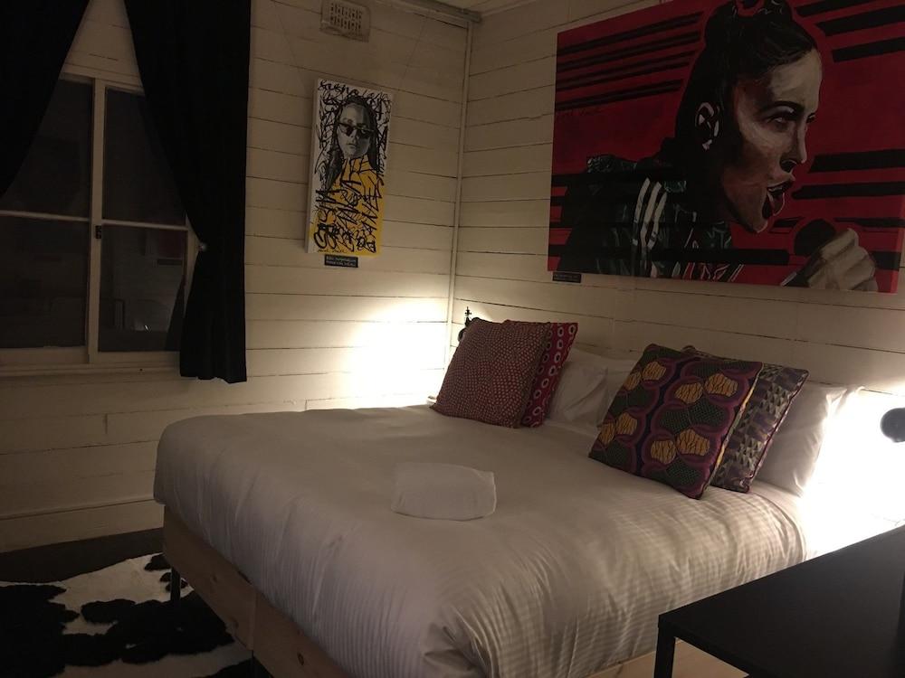 Pop Artist's Concept Store On Darling St Room