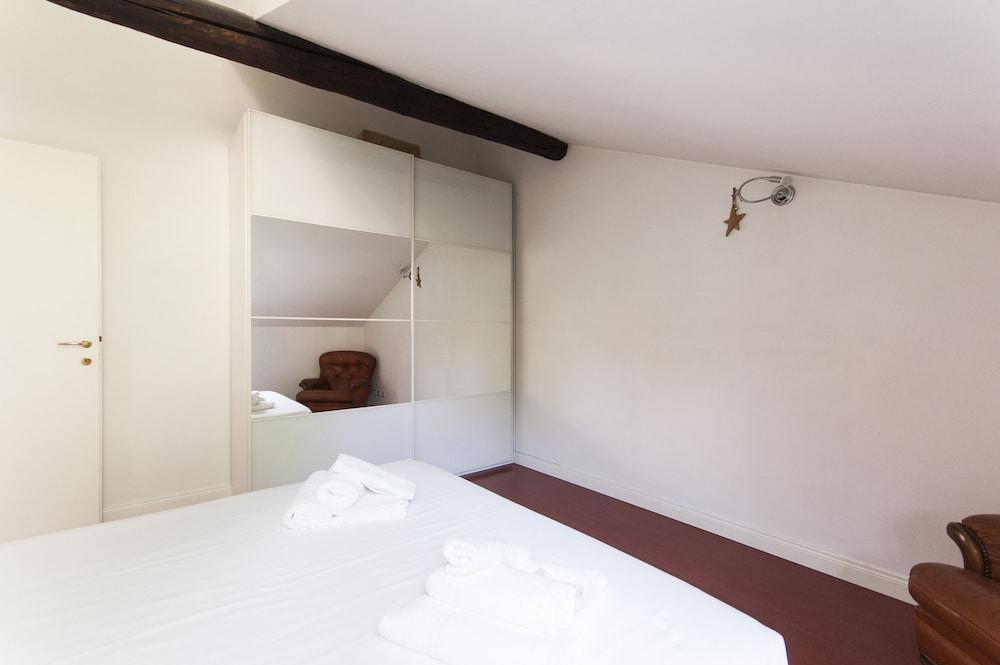 Intimate Attic Flat near Politecnico University Room