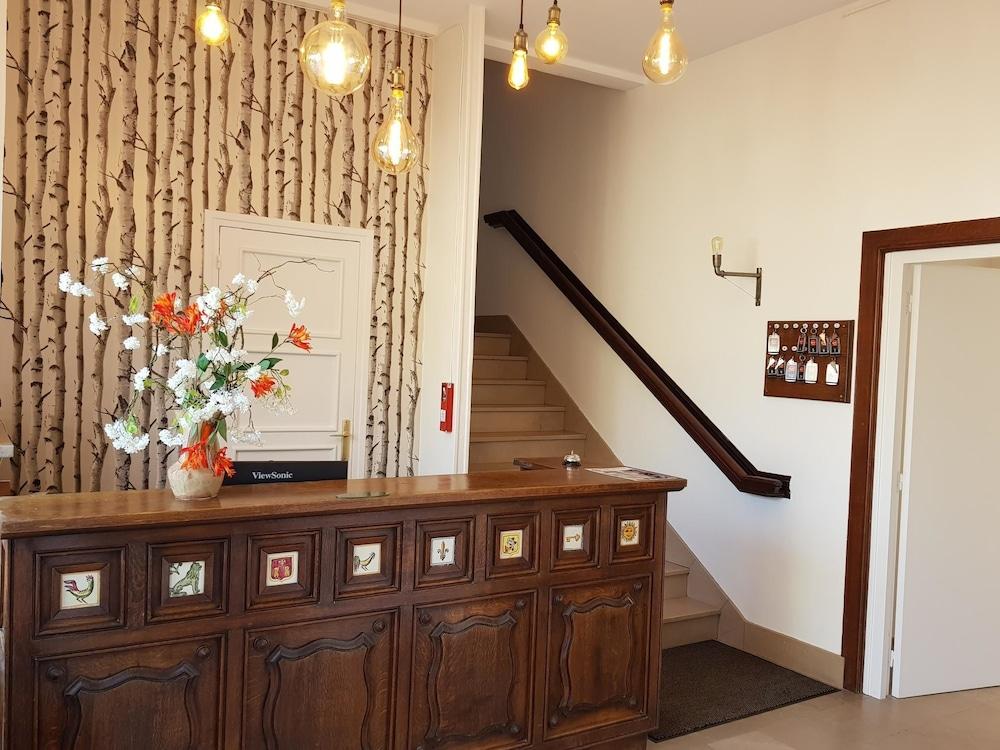 Côme Inn Reception