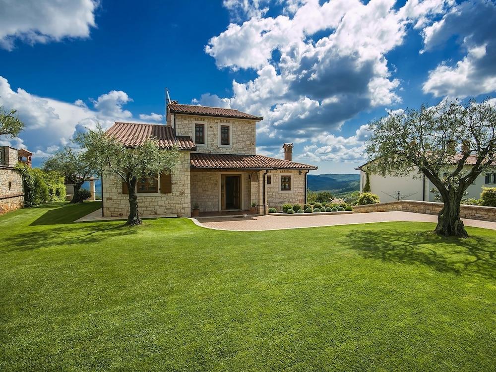 Detached Villa With Private Swimming Pool and Spectacular Views of Motovun Exterior