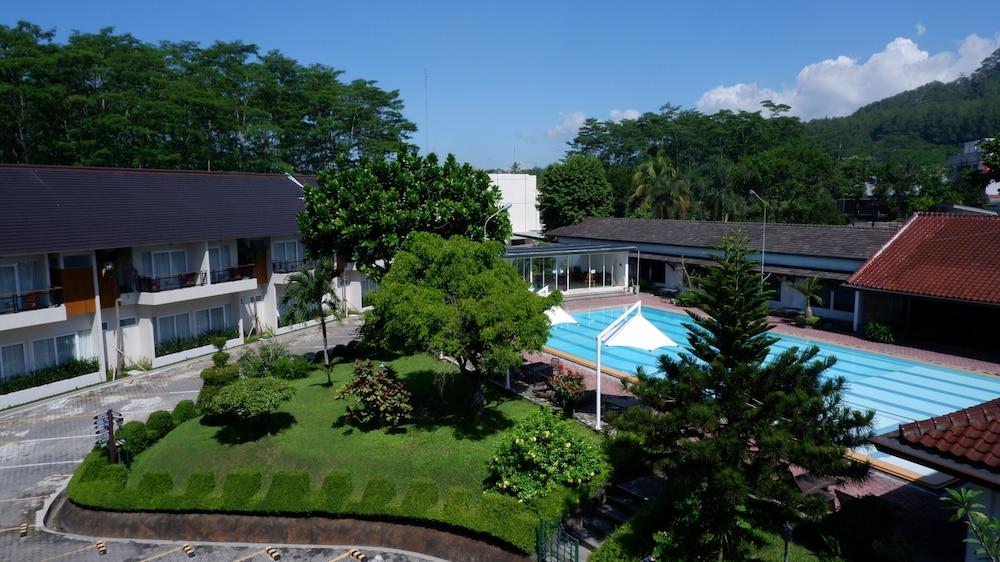 Front One Resort Magelang Outdoor Pool