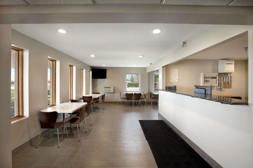 Super 8 by Wyndham Tuscola Lobby