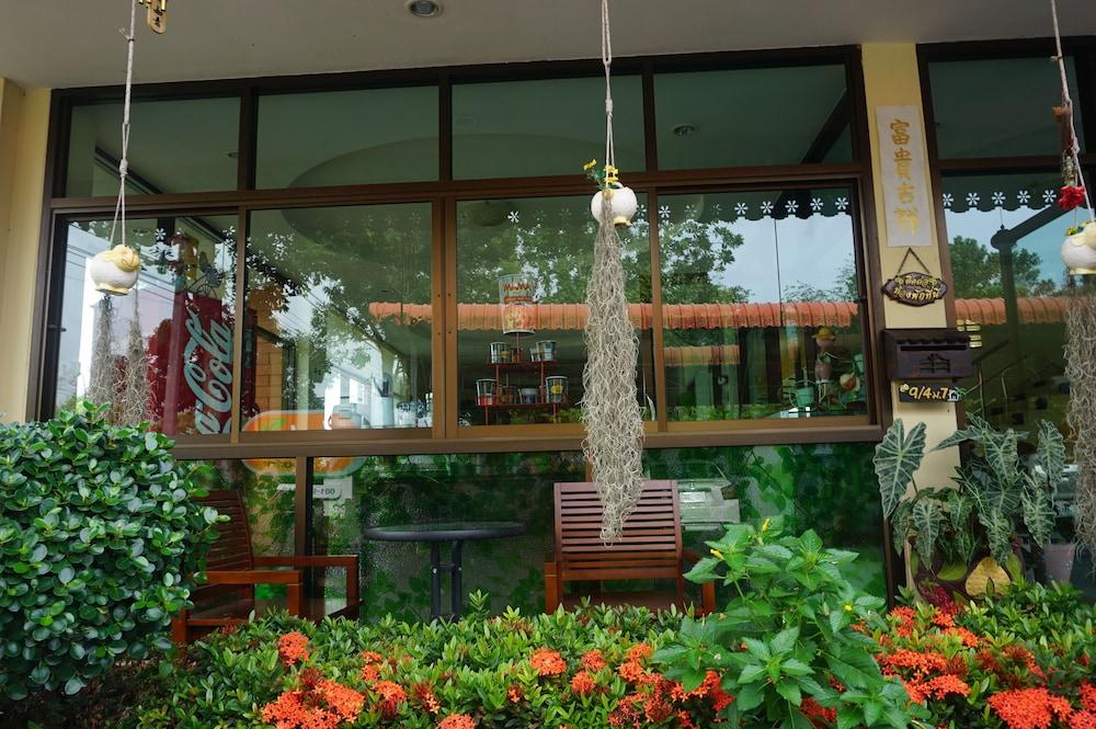 Thapap Resort Lobby Sitting Area