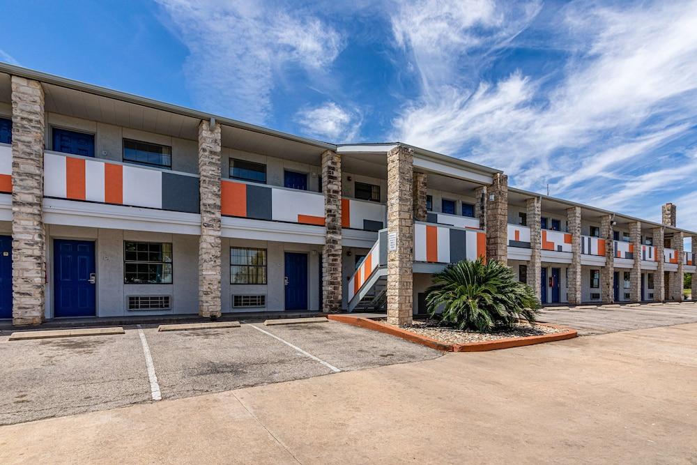Motel 6 Georgetown, TX Exterior