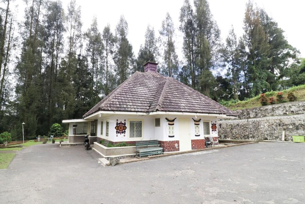 Sibayak Multinational Rest House Room