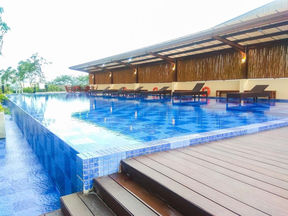 Modern Style Studio Apartment at Azalea Suites with City View Outdoor Pool