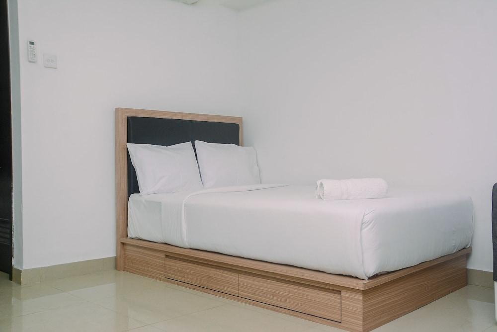 Cozy with Modern Design Studio Apartment at Tamansari The Hive Room