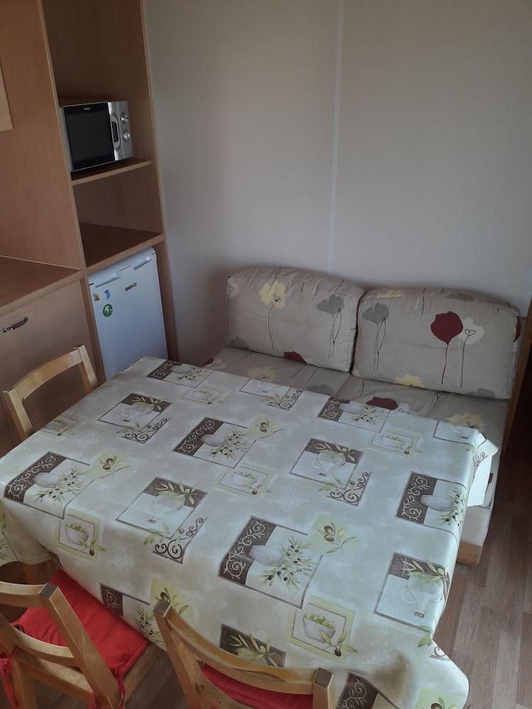 كامبينج لا كروا بادو - شاليه تناول الطعام داخل الغرفة