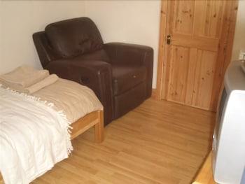The Elms Guest House Guestroom