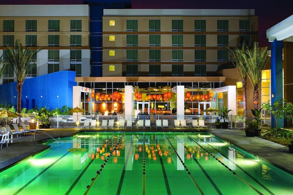 رينيسانس كلوب سبورت أليسو فييهو لاجونا بيتش هوتل حمام سباحة مكشوف