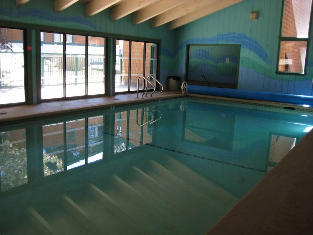 Chateau Sans Nom by Mammoth Reservation Bureau Indoor Pool
