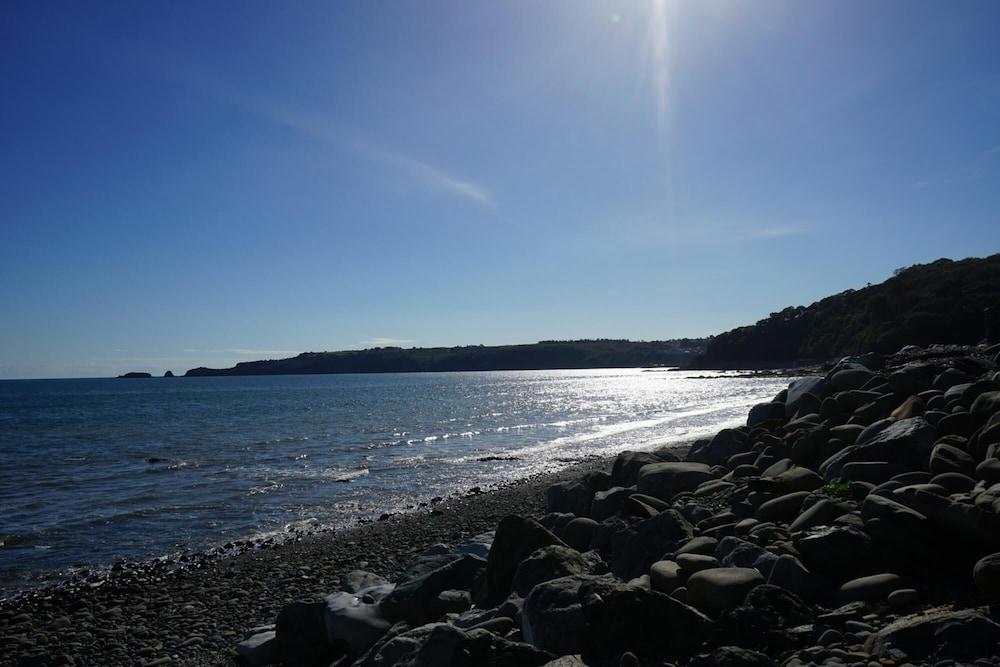 The Cottage - Sea Views Direct Access to Beach Pet Friendly Room