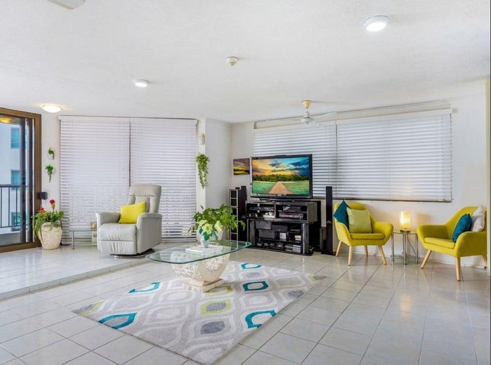 Cairns Ocean View Apartment in Aquarius Room