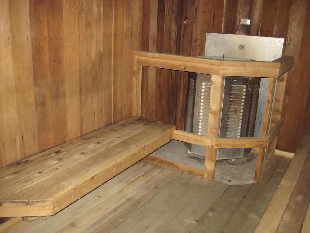 Chateau Sans Nom by Mammoth Reservation Bureau Sauna